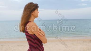 浪漫的女孩走在海滩上，年轻的女人在海边享受<strong>海浪</strong>和风的<strong>声音</strong>，概念暑假，生活